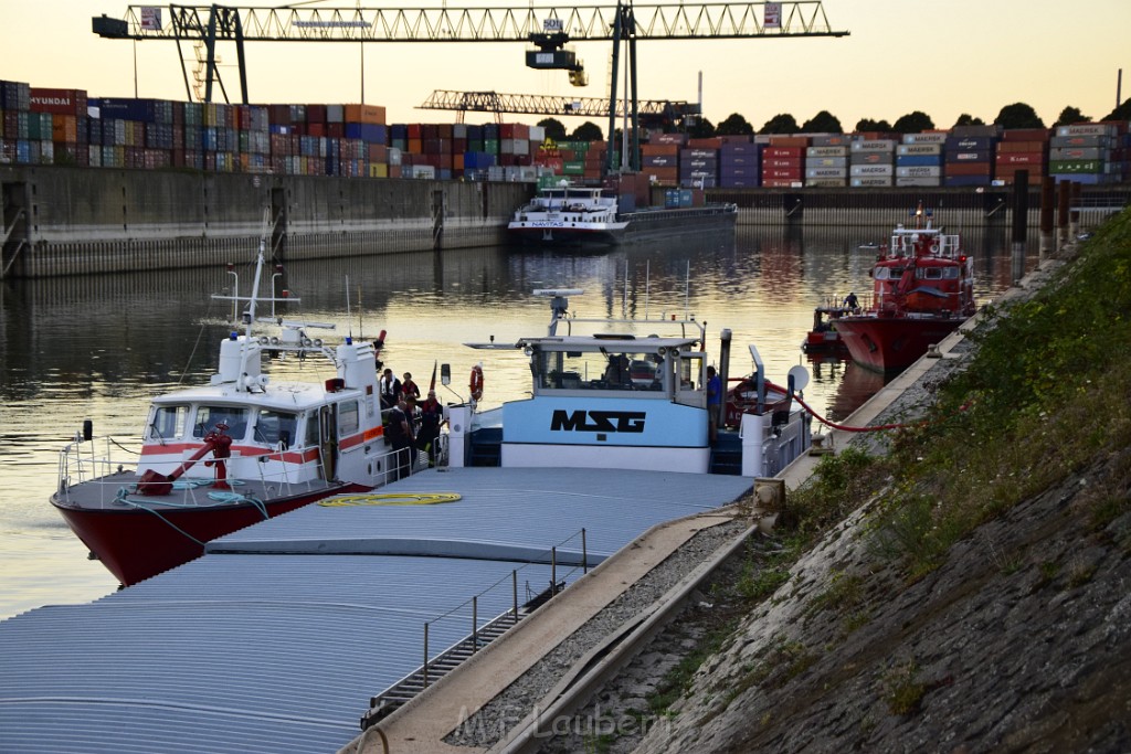 Havarie Wassereinbruch Motorraum beim Schiff Koeln Niehl Niehler Hafen P211.JPG - Miklos Laubert